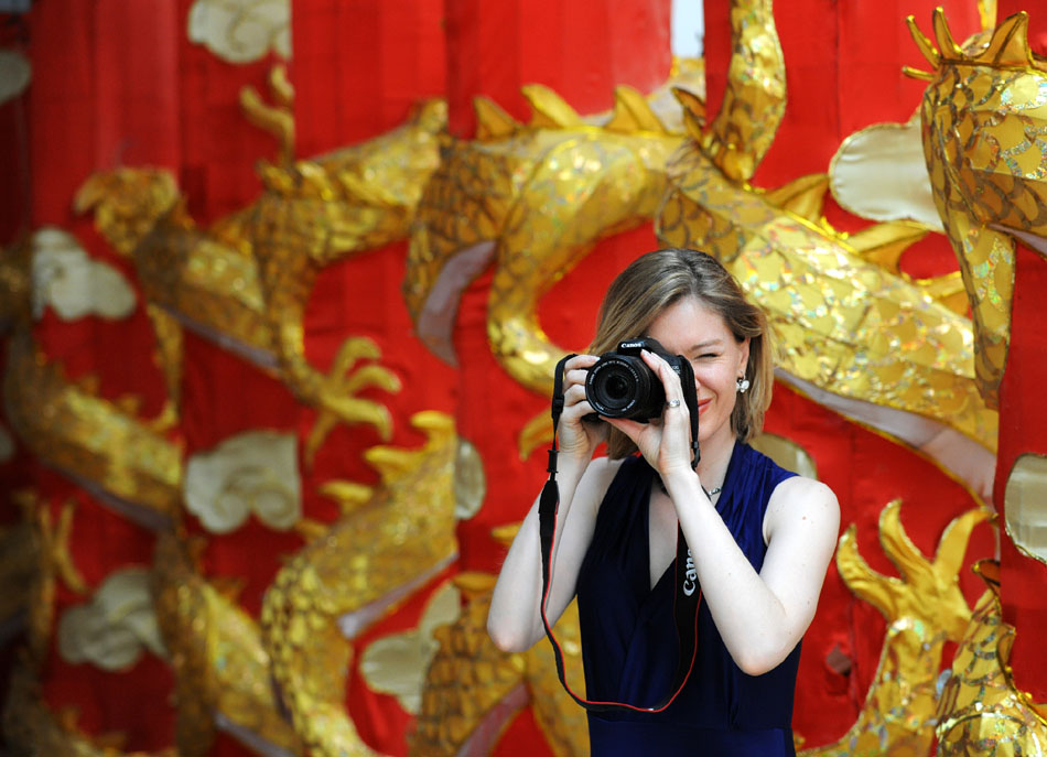 A foreigner taking photos is pictured on April 27, 2012 in Sun Yubo's workshop in Yangzhou, east China's Jiangsu Province. (Xinhua/Zhao Jun)