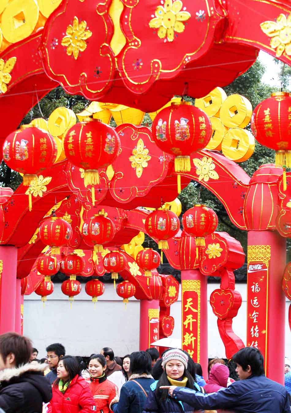 Photo taken on Feb. 16, 2007 shows tourist strolling under festival lanterns made by Su Yubo's workshop, in the Yuyuan Park, east China's Shanghai. (Xinhua/Zhao Jun)