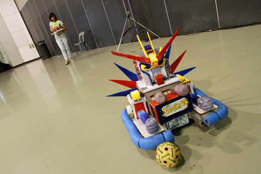 A student controls her robot during the competition of Tagisang Robotics 2012 in Pasay City, the Philippines, Nov. 22, 2012. A total of 31 teams participated in the competition on Thursday. (Xinhua/Rouelle Umali) 