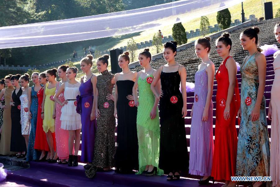 Contestants for the final of New Silk Road Miss World Competition pose for group photo at the Meizihu Garden in Pu'er, southwest China's Yunnan Province, Nov. 22, 2012. The contestants will also attend joint performance with country music bands at the 1st Pu'er International Country Music Festival. (Xinhua/Li Mingfang)