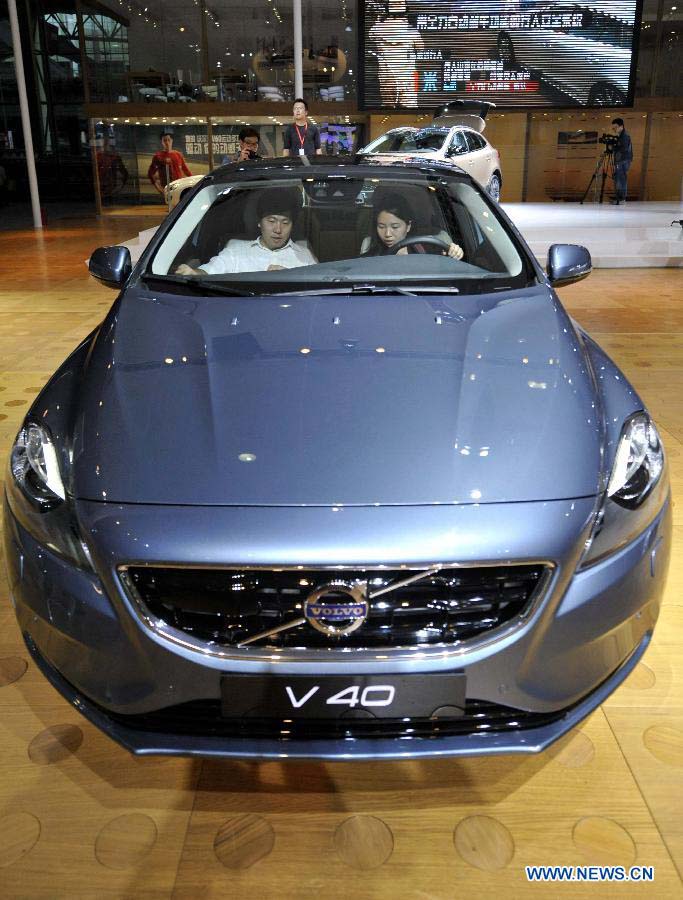 Visitors experience a car during the press day of the 10th China (Guangzhou) International Automobile Exhibition in Guangzhou, capital of south China's Guangdong Province, Nov. 22, 2012. The exhibition is expected to be held from Nov. 23 to Dec. 2, 2012. (Xinhua/Chen Yehua) 