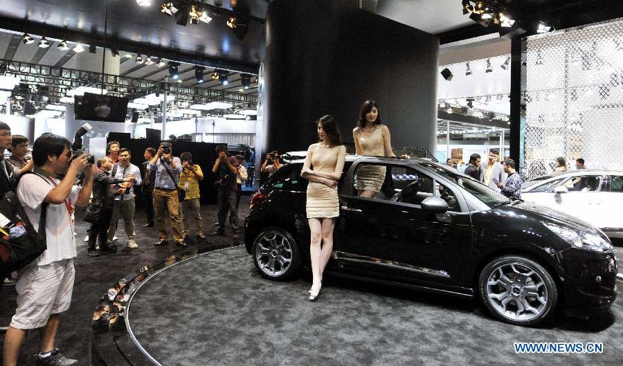 Photographers take photos of a car during the press day of the 10th China (Guangzhou) International Automobile Exhibition in Guangzhou, capital of south China's Guangdong Province, Nov. 22, 2012. The exhibition is expected to be held from Nov. 23 to Dec. 2, 2012. (Xinhua/Chen Yehua) 