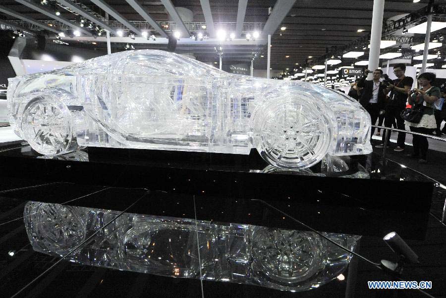 Visitors are attracted by a crystal car during the press day of the 10th China (Guangzhou) International Automobile Exhibition in Guangzhou, capital of south China's Guangdong Province, Nov. 22, 2012. The exhibition is expected to be held from Nov. 23 to Dec. 2, 2012. (Xinhua/Chen Yehua) 