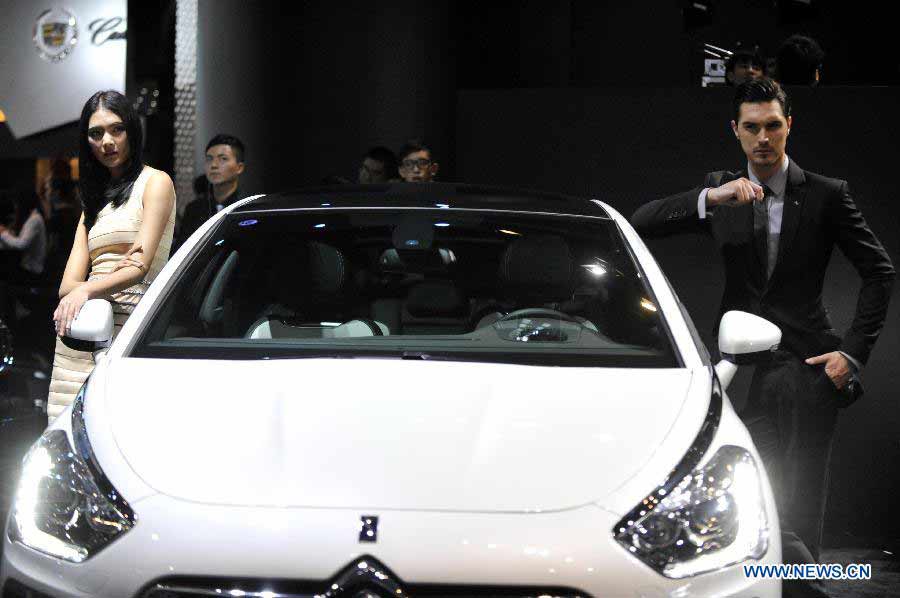 Two models present a car during the press day of the 10th China (Guangzhou) International Automobile Exhibition in Guangzhou, capital of south China's Guangdong Province, Nov. 22, 2012. The exhibition is expected to be held from Nov. 23 to Dec. 2, 2012. (Xinhua/Chen Yehua) 