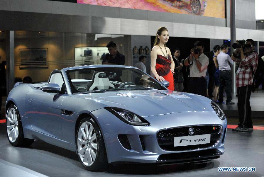 A model presents a car during the press day of the 10th China (Guangzhou) International Automobile Exhibition in Guangzhou, capital of south China's Guangdong Province, Nov. 22, 2012. The exhibition is expected to be held from Nov. 23 to Dec. 2, 2012. (Xinhua/Chen Yehua)