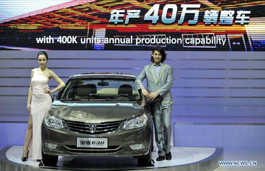 Two models present a car during the press day of the 10th China (Guangzhou) International Automobile Exhibition in Guangzhou, capital of south China's Guangdong Province, Nov. 22, 2012. The exhibition is expected to be held from Nov. 23 to Dec. 2, 2012. (Xinhua/Chen Yehua) 