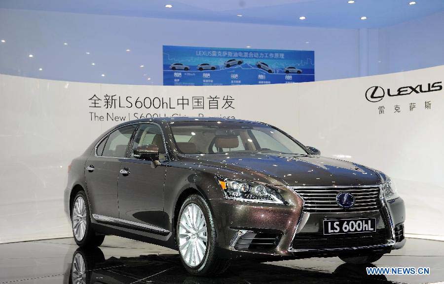 A Toyota Motor Corp's Lexus LS600hL is displayed at the exhibition hall of the Guangzhou auto show in Guangzhou, south China, Nov. 22, 2012. The auto show will be opened on Nov. 23, where Toyota Motor has brought 46 vehicles . (Xinhua/Liu Dawei) 