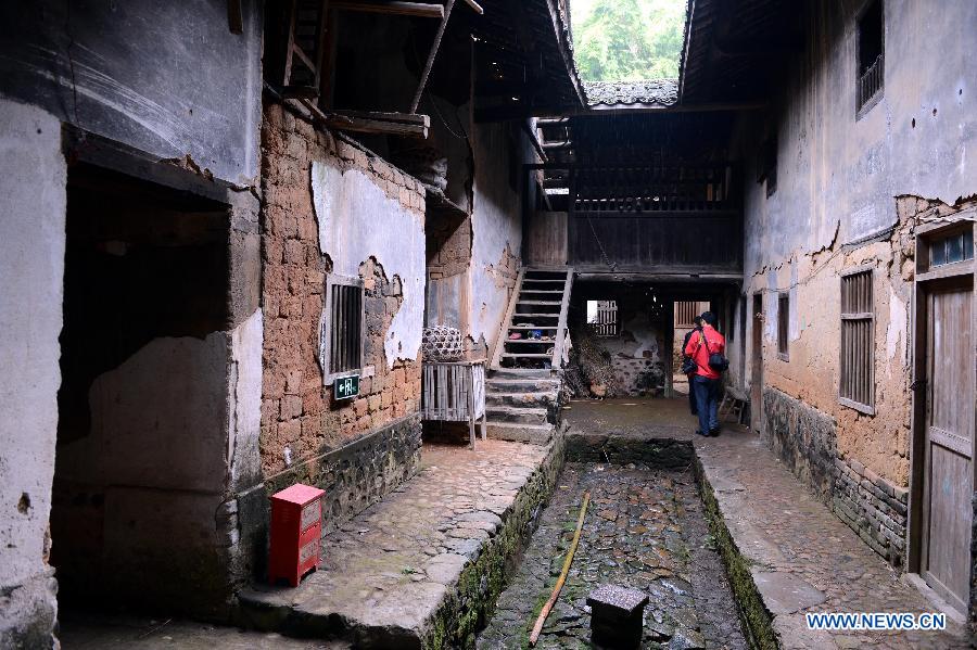 Photo taken on Nov. 22, 2012 shows the interior view of a walled village in Chebu Village of Dingnan County in Ganzhou City, east China's Jiangxi Province. The Gannan (southern Jiangxi Province) Hakka walled villages, a special architectural type, was included into China's World Cultural Heritage Tentative List on Nov. 17, 2012. The whole structure of the building resembles a small fortified city, containing halls, storehouses and living areas. It is regarded as the "cradle of Hakka". According to official statistics, there are over 600 such buildings in Gannan at present. (Xinhua/Song Zhenping) 
