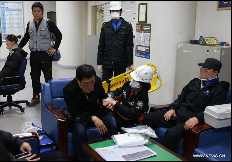 Passengers receive treatment after accident in the subway of Busan, South Korea, on Nov. 22, 2012. More than 100 people were injured when two subway trains collided with each other on Thursday in South Korea's southern city of Busan, local TV reports said. (Xinhua/Yonhap)