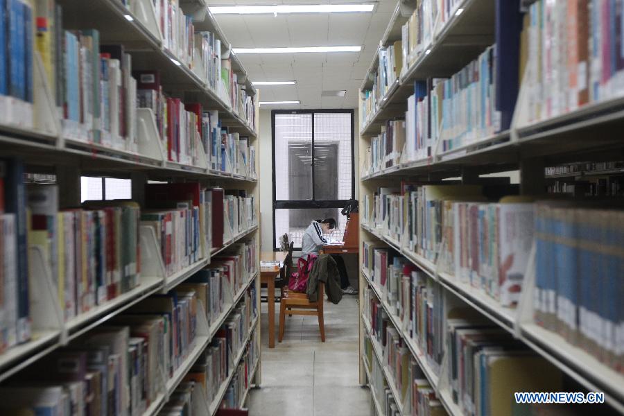 A student reads book in the library of the Tsing Hua University of southeast China's Taiwan in Hsinchu of Taiwan, Nov. 21, 2012. Since its establishment in 1956 in Hsinchu, Taiwan's Tsing Hua University has developed from an institute focusing on nuclear science to that of a comprehensive research university. The university shares the same motto, school song and school badge with Tsinghua University in Beijing, capital of China. (Xinhua/Xing Guangli) 
