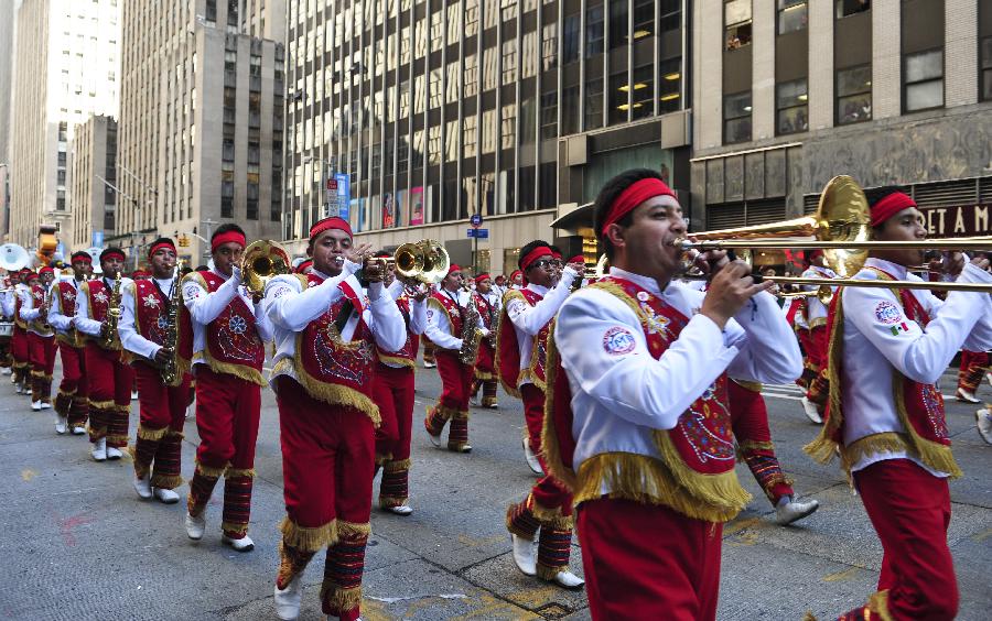 A brass band parades on the street in the 86th Macy's Thanksgiving Day Parade in New York, the United States, Nov. 22, 2012. More than three million people gather along the street on Thursday, to attend the annual Macy's parade which began in 1924. (Xinhua/Deng Jian)