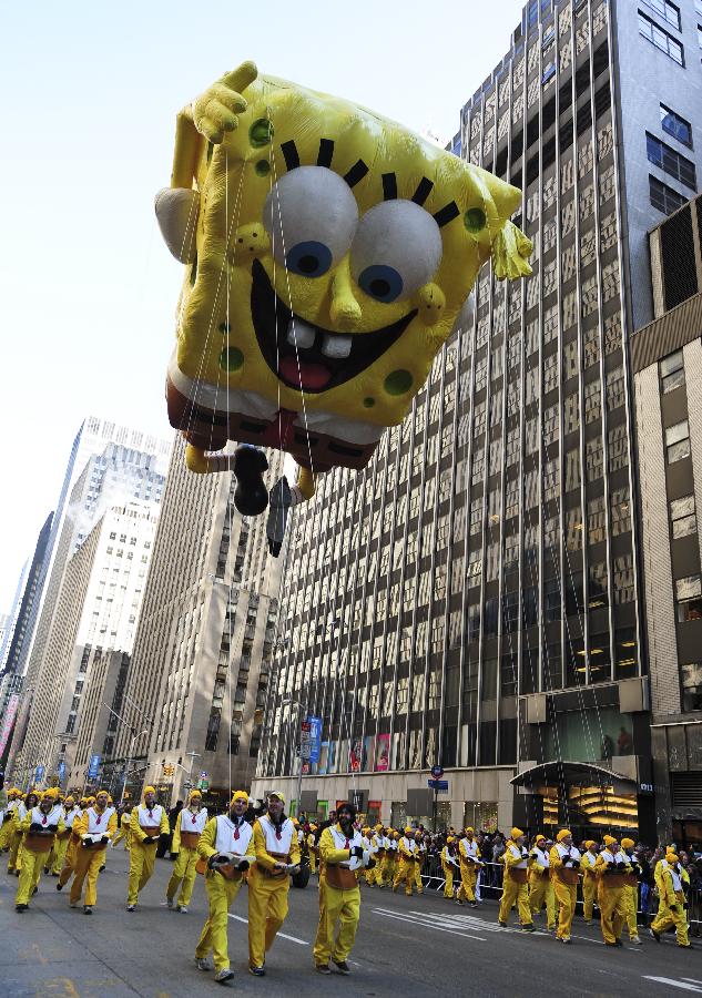 The SpongeBob Square Pants balloon floats in the 86th Macy's Thanksgiving Day Parade in New York, the United States, Nov. 22, 2012. More than three million people gather along the street on Thursday, to attend the annual Macy's parade which began in 1924. (Xinhua/Deng Jian)