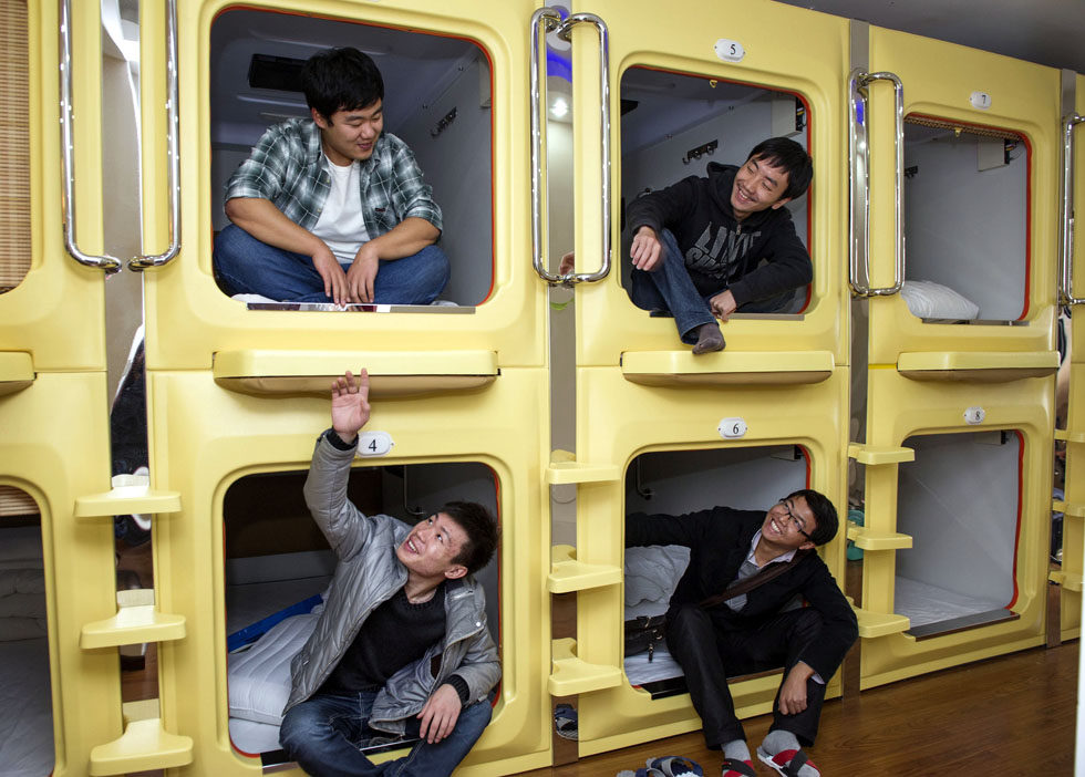 Guests experience the “capsule hotel” on Nov.22, 2012.(Xinhua/Chen Cheng)
