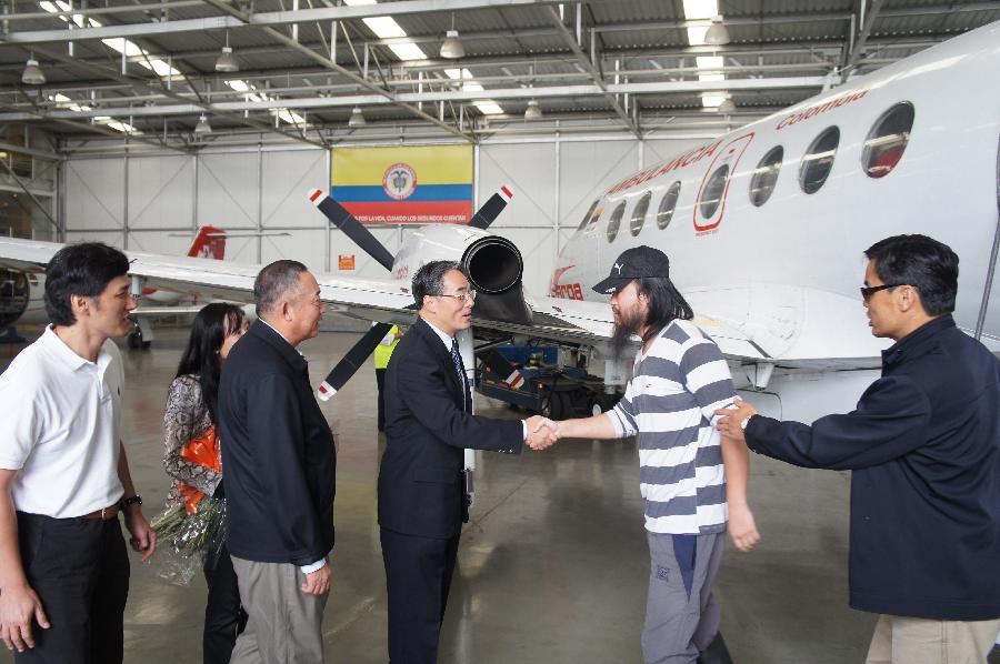 Chinese Ambassador to Colombia Wang Xiao (C) shakes hands with one of four freed Chinese workers of an oil company at the airport in Bogota, Colombia, on November 22, 2012. Four Chinese hostages who were kidnapped in Colombia by the Revolutionary Armed Forces of Colombia (FARC) guerrilla group last year have been released, the Chinese embassy in Colombia confirmed Thursday. (Xinhua/Jhon Paz) 