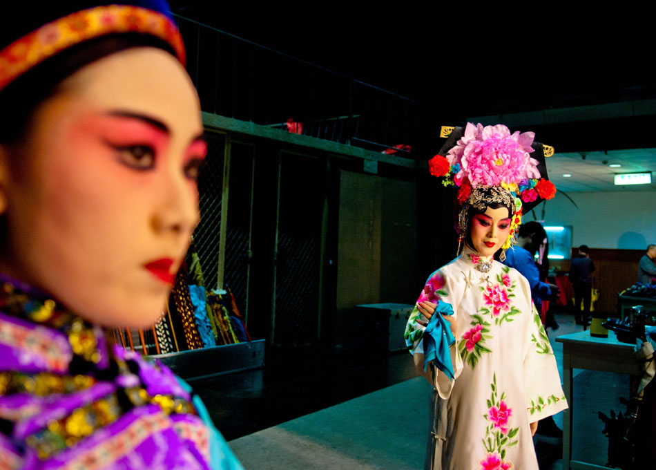 Wang Yige (R) prepares to perform at the Chang'an Grand Theater in Beijing, capital of China, March 25, 2012. (Xinhua/Liu Jinhai)