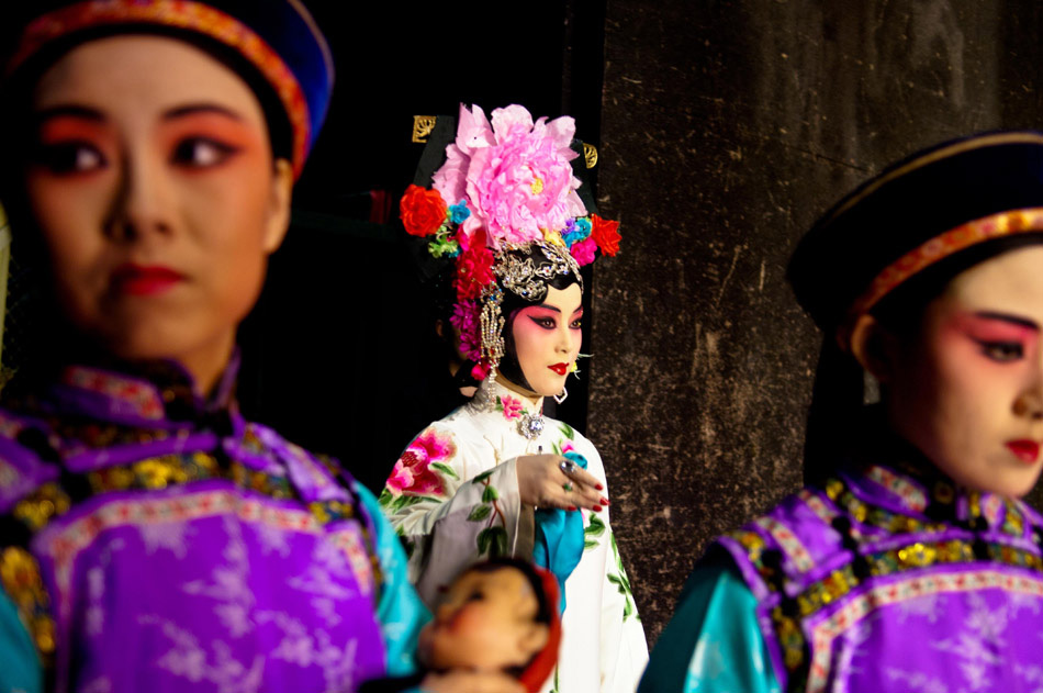 Wang Yige (C) performs at the Chang'an Grand Theater in Beijing, capital of China, March 25, 2012. (Xinhua/Liu Jinhai)