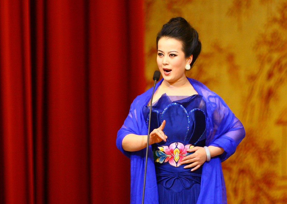 Wang Yige performs at a concert of famous Jinghu player He Shunxin at the Mei Lanfang Theater in Beijing, capital of China, April 26, 2012. (Xinhua/Hou Dongtao)
