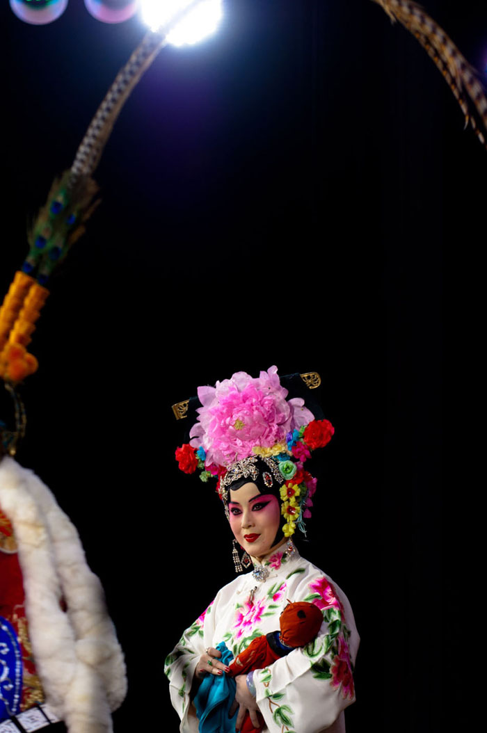 Wang Yige performs at the Chang'an Grand Theater in Beijing, capital of China, March 25, 2012. (Xinhua/Liu Jinhai)