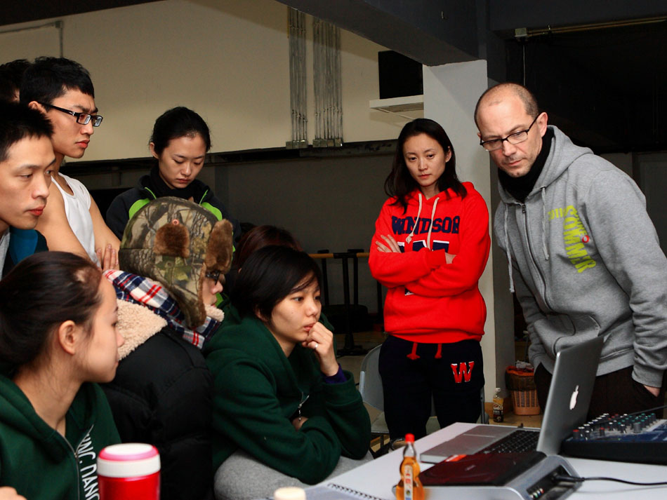 Wang Yuanyuan (2nd R) looks on as Tim Rushton (1st R), the Art Director of Danish Dance Theater, gives a training session to dancers in Beijing Dance Theatre in Beijing, capital of China, Jan. 20, 2012. (Xinhua/Xu Zijian)