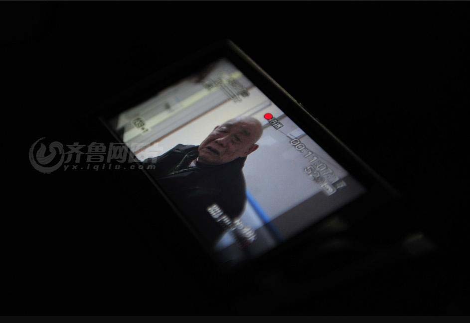 Facing reporter’s camera, Gong Yuben’s grandfather repeated “what’s to be done”. (iqilu.com/Zhang Xiaobo)