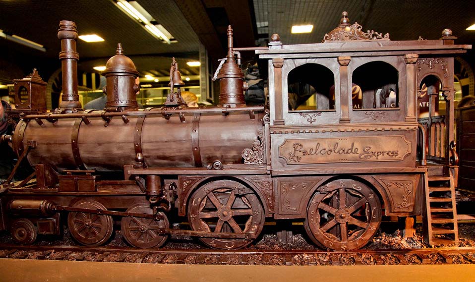 The world's longest chocolate structure on Guinness World Records, made by artist AndrewFarrugia of Malta, is displayed in Brussels November 19, 2012. The chocoloate train, which took 784 hours of labour to create, measures 34.05 meters in total length and was prepared with 1285 kg of Belgian chocolate.(Xinhua/Yan Ting)