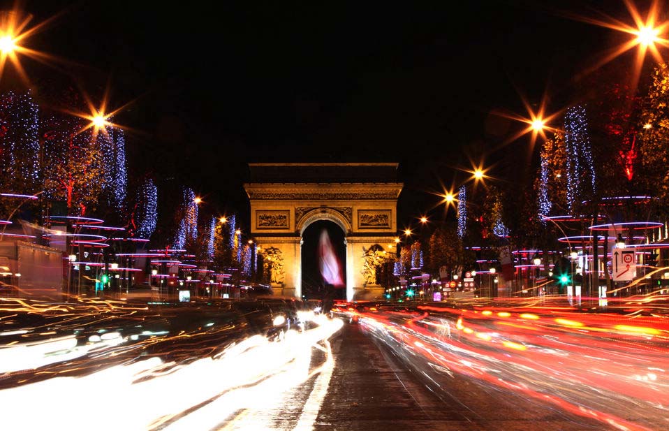 Photo taken on Nov. 21, 2012 shows a view of Champs Elysee avenue on the first day of Christmas lights in Paris, France. The Christmas lights will last till mid January 2013. (Xinhua/Gao Jing)