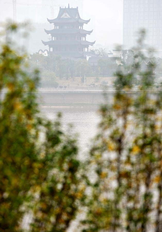 Photo taken on Nov. 24, 2012 shows the Gongji Tower in dense fog in Changsha, capital of central China's Hunan Province. Heavy fog brought inconvenience to local residents in Changsha on Saturday.(Xinhua/Long Hongtao) 