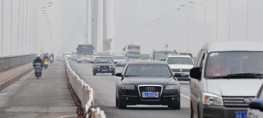 Vehicles are seen on a foggy day in Changsha, capital of central China's Hunan Province, Nov. 24, 2012. Heavy fog brought inconvenience to local residents in Changsha on Saturday.(Xinhua/Long Hongtao) 