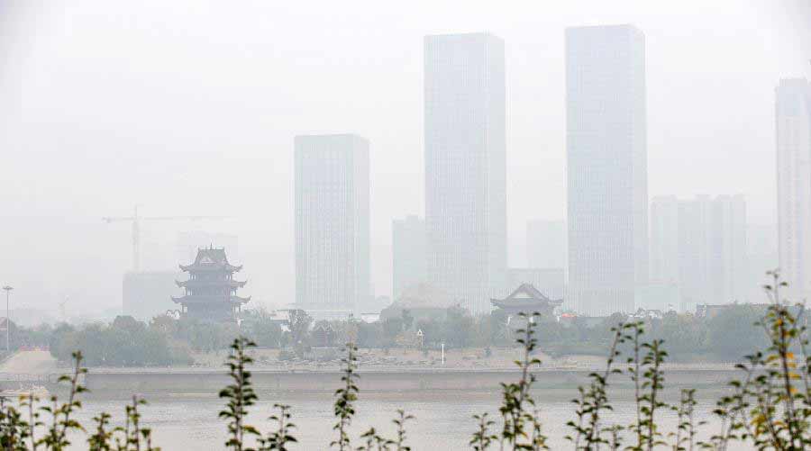 Buildings are enveloped in fog in Changsha, capital of central China's Hunan Province, Nov. 24, 2012. Heavy fog brought inconvenience for local residents in Changsha on Saturday.(Xinhua/Long Hongtao) 