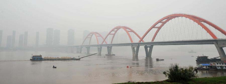 Photo taken on Nov. 24, 2012 shows the Fuyuan bridge over the Xiangjiang River shrouded in fog in Changsha, capital of central China's Hunan Province. Heavy fog brought inconvenience to local residents in Changsha on Saturday.(Xinhua/Long Hongtao) 