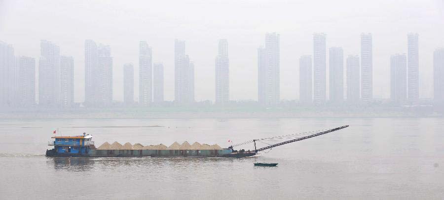 Photo taken on Nov. 24, 2012 shows a cargo boat on the Xiangjiang River shrouded in fog in Changsha, capital of central China's Hunan Province. Heavy fog brought inconvenience to local residents in Changsha on Saturday.(Xinhua/Long Hongtao) 