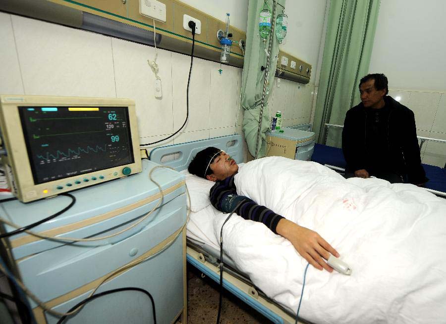  An injured is treated at a hospital in Shouyang County of Jinzhong City, north China's Shanxi Province, Nov. 24, 2012. An explosion at a restaurant on Friday evening killed at least eight people and injured another 37. An investigation is conducted to determine the cause of the explosion. (Xinhua/Yan Yan) 