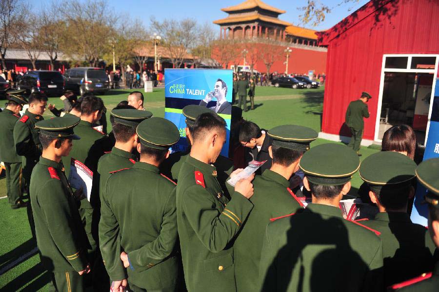 Veterans of Chinese national flag escort attend a job fair in Beijing, capital of China, Nov. 23, 2012. More than 40 companies came to the escort to employ the demobilized veterans on Friday. (Xinhua/Liu Changlong) 