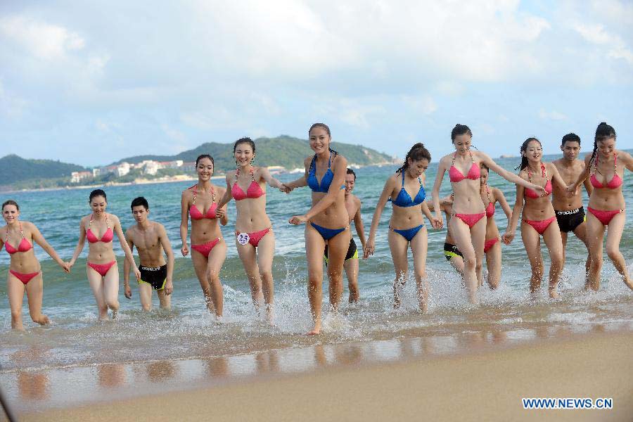 Contestants of the New Silk Road Model Contest participate in an outdoor show in Sanya, south China's Hainan Province, Nov. 22, 2012. The finals will be held on Nov. 30. (Xinhua/Jin Liangkuai)