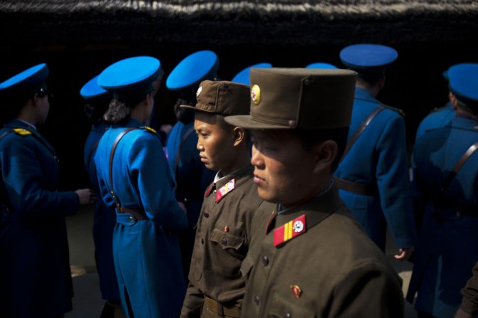 North Korean soldiers. The two in the front are traffic police, behind them are soldiers. (Photo/Xinhua)