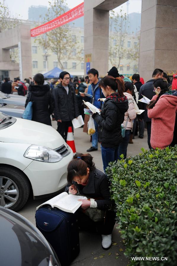 Examinees prepare for the 2013 civil service exams in Shijiazhuang, capital of north China's Hebei Province, Nov. 25, 2012. More than 1.5 million people took part in the nationwide exams in China to qualify for about 20,000 state civil service posts on Sunday. (Xinhua/Zhu Xudong)  
