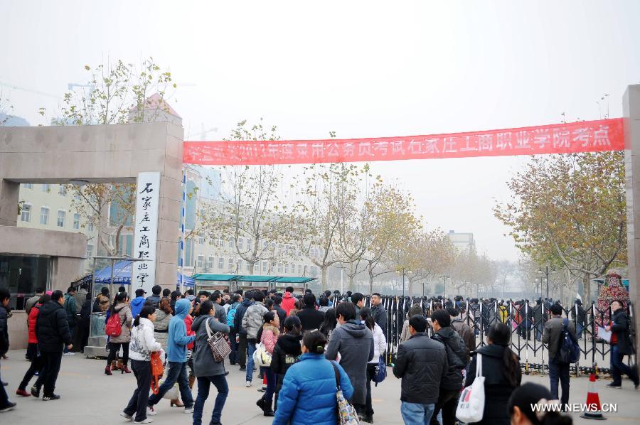 Examinees arrive for the 2013 civil service exams in Shijiazhuang, capital of north China's Hebei Province, Nov. 25, 2012. More than 1.5 million people took part in the nationwide exams in China to qualify for about 20,000 state civil service posts on Sunday. (Xinhua/Zhu Xudong) 