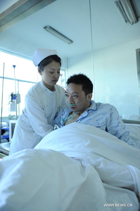 Injured miner Shang Yufei (R) receives treatment at a hospital in Liupanshui City, southwest China's Guizhou Province, Nov. 25, 2012. Nineteen miners were confirmed dead, five injured and four others remain trapped after a coal-gas outburst hit the Xiangshui Coal Mine at 10:55 a.m. on Saturday.(Xinhua/Tao Liang) 