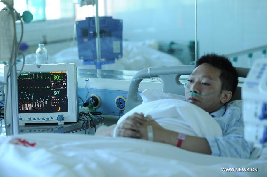 Injured miner Shang Yufei receives treatment at a hospital in Liupanshui City, southwest China's Guizhou Province, Nov. 25, 2012. Nineteen miners were confirmed dead, five injured and four others remain trapped after a coal-gas outburst hit the Xiangshui Coal Mine at 10:55 a.m. on Saturday.(Xinhua/Tao Liang) 