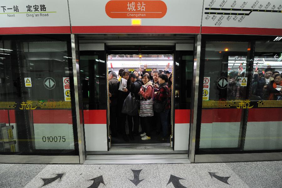 Passengers take the subway at the Chengzhan Station of Subway Line 1 in Hangzhou, capital of east China's Zhejiang Province, Nov. 24, 2012. Hangzhou Subway Line 1, the first subway in Zhejiang covering a distance of 47.97 kilometers, was put into a trial operation on Saturday after five years of construction. (Xinhua/Ju Huanzong)