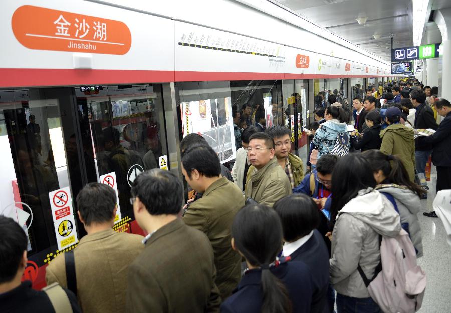 Passengers wait for the subway train at the Jinshahu Station of Subway Line 1 in Hangzhou, capital of east China's Zhejiang Province, Nov. 24, 2012. Hangzhou Subway Line 1, the first subway in Zhejiang, was put into a trial operation on Saturday after five years of construction. (Xinhua/Shi Jianxue) 