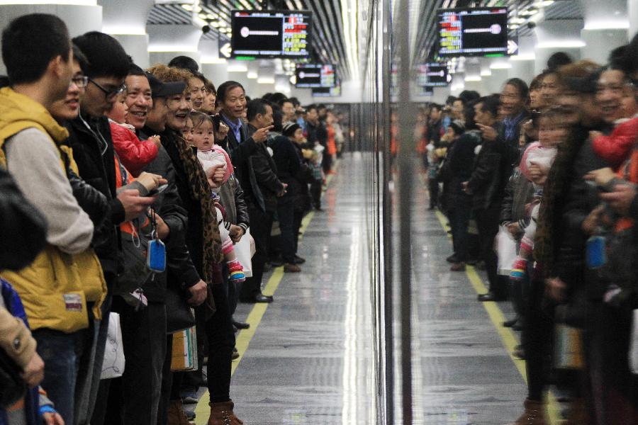 Passengers wait for a train of Hangzhou Subway Line 1 in Hangzhou, capital of east China's Zhejiang Province, Nov. 24, 2012. Hangzhou Subway Line 1, the first subway in Zhejiang covering a distance of 47.97 kilometers, was put into a trial operation on Saturday after five years of construction. (Xinhua/Wu Huang) 