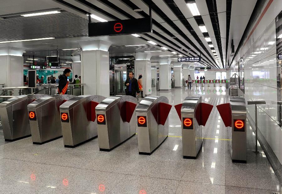 Photo taken on Nov. 24, 2012 shows the ticket entrance at a station of Hangzhou Subway Line 1 in Hangzhou, capital of east China's Zhejiang Province. Hangzhou Subway Line 1, the first subway in Zhejiang covering a distance of 47.97 kilometers, was put into a trial operation on Saturday after five years of construction. (Xinhua/Xu Chuang) 