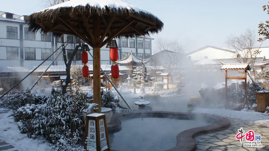 Located at the foot of Mount Meng in Yinan County, Shandong Province, the Zhisheng hot springs combine natural hot springs water with herbal medicine, which is beneficial for people's health. (China.org.cn)