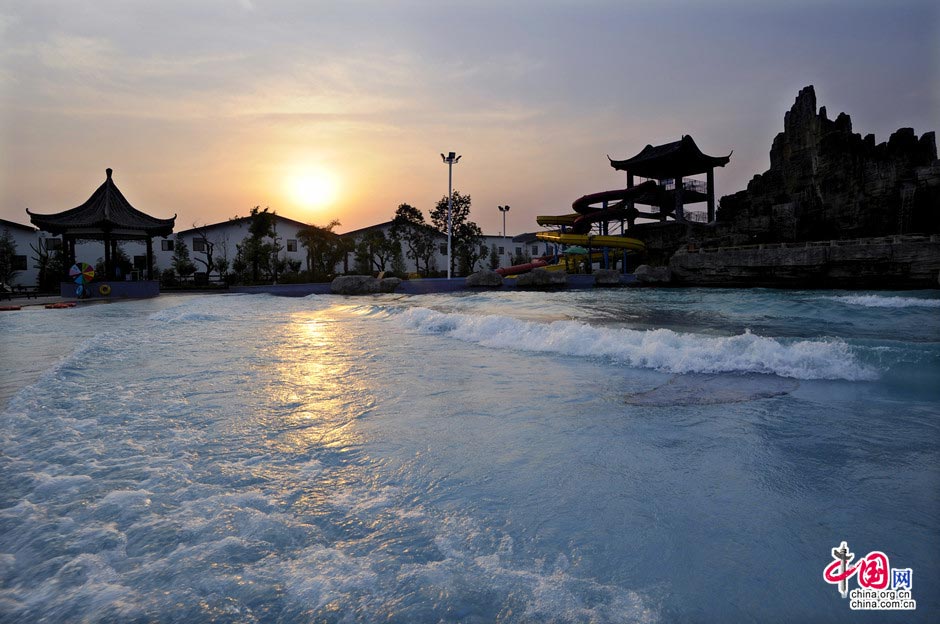 Located at the foot of Mount Meng in Yinan County, Shandong Province, the Zhisheng hot springs combine natural hot springs water with herbal medicine, which is beneficial for people's health. (China.org.cn)