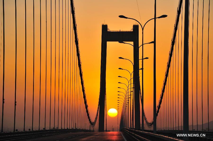 Photo taken on Nov. 4, 2012 shows the Taizhou Yangtze River Bridge in Taizhou, east China's Jiangsu Province. The 62-kilometer-long bridge, which spans the Yangtze River and links Taizhou, Yangzhou, Zhenjiang and Changzhou in Jiangsu Province, opened traffic on Sunday. (Xinhua/Lu Zhinong) 