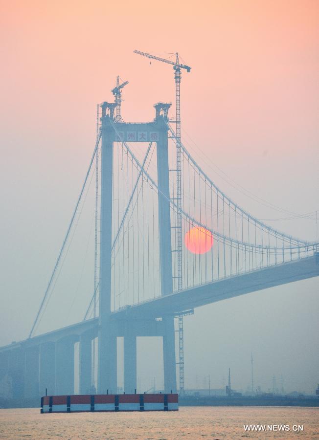 Photo taken on April 7, 2012 shows the Taizhou Yangtze River Bridge in Taizhou, east China's Jiangsu Province. The 62-kilometer-long bridge, which spans the Yangtze River and links Taizhou, Yangzhou, Zhenjiang and Changzhou in Jiangsu Province, opened traffic on Sunday. (Xinhua/Lu Zhinong)  