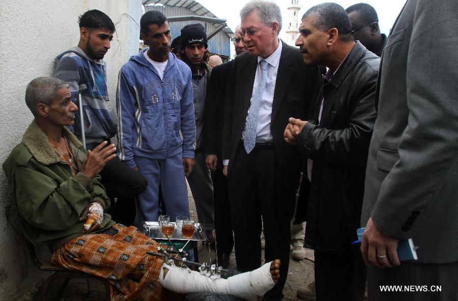 Robert H. Serry, the United Nations special coordinator for the Middle East Peace Process, talks with a wounded Palestinian man during his visit to Gaza Strip in Gaza City on Nov. 25, 2012. (Xinhua/Yasser Qudih) 