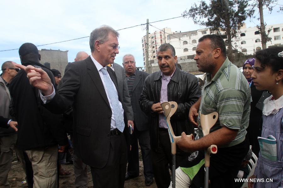 Robert H. Serry (L, front), the United Nations special coordinator for the Middle East Peace Process, talks with a wounded Palestinian man during his visit to Gaza Strip in Gaza City on Nov. 25, 2012. (Xinhua/Yasser Qudih) 