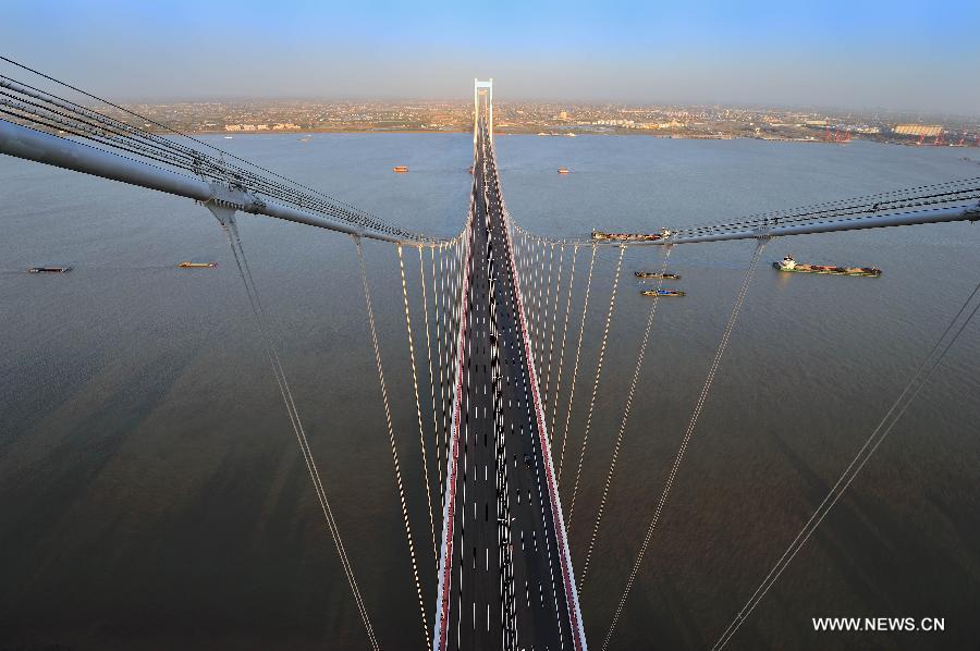 Photo taken on Nov. 4, 2012 shows the Taizhou Yangtze River Bridge in Taizhou, east China's Jiangsu Province. The 62-kilometer-long bridge, which spans the Yangtze River and links Taizhou, Yangzhou, Zhenjiang and Changzhou in Jiangsu Province, opened traffic on Sunday. (Xinhua/Lu Zhinong) 